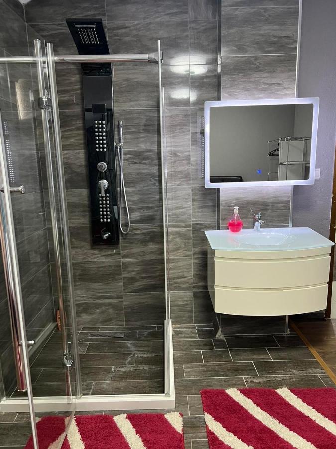 Family White Hotel Gjilan Экстерьер фото