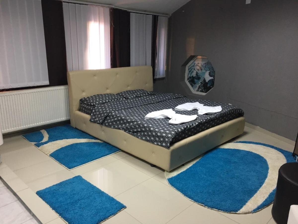 Family White Hotel Gjilan Экстерьер фото